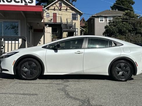 Used 2026 Toyota Prius Plug-In Hybrid FWD image 7