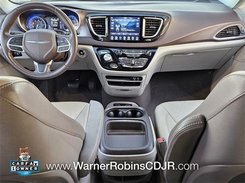 Used 2018 Chrysler Pacifica Touring-L image 8