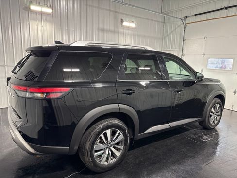 Used 2025 Nissan Pathfinder SL AWD/4WD image 3