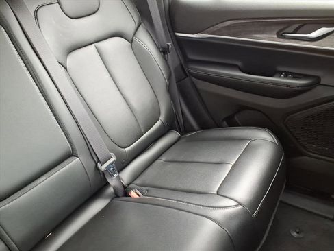 Used 2025 Jeep Grand Cherokee Limited image 24