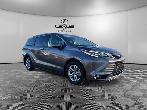 Used 2021 Toyota Sienna Platinum image 2