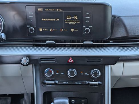 Used 2023 Kia Carnival LX image 17