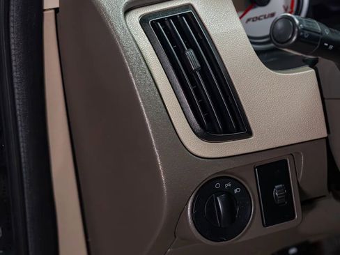 Used 2010 Ford Focus SE image 11