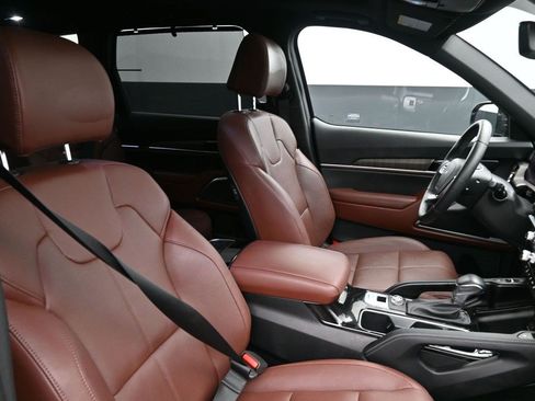 Used 2025 Kia Telluride SX w/ SX Captain's Chair Package FWD image 9