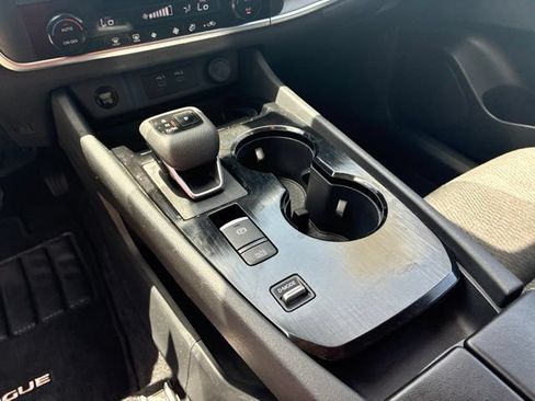 Used 2024 Nissan Rogue SV FWD image 25