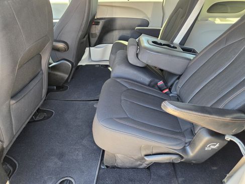 Used 2018 Chrysler Pacifica Touring Plus FWD image 8