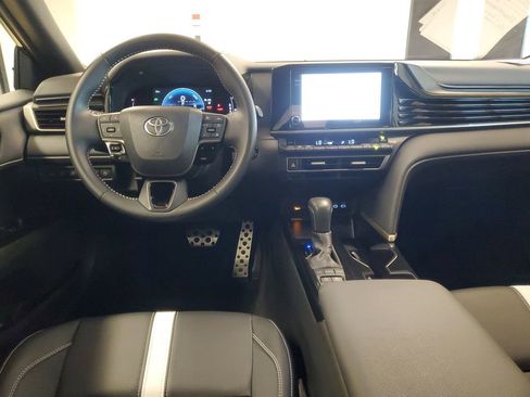 Used 2025 Toyota Camry SE image 9