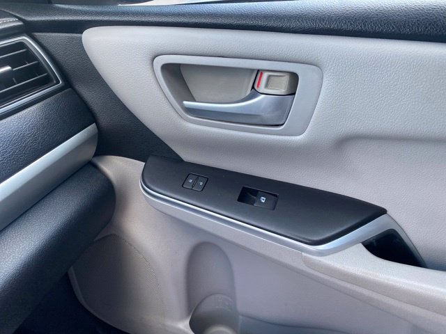 Used 2015 Toyota Camry SE FWD image 23