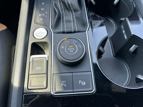 Used 2022 Volkswagen Atlas Cross Sport SEL Premium R-Line image 26