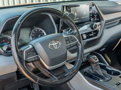 Used 2022 Toyota Highlander XLE image 24