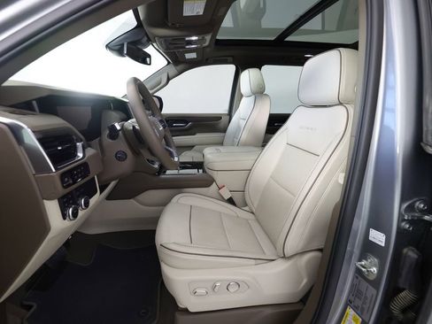 Used 2025 GMC Yukon Denali w/ Sun & Power Step Package AWD/4WD image 17