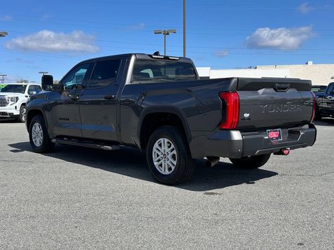 Used 2022 Toyota Tundra SR5 w/ SR5 Convenience Package AWD/4WD image 8