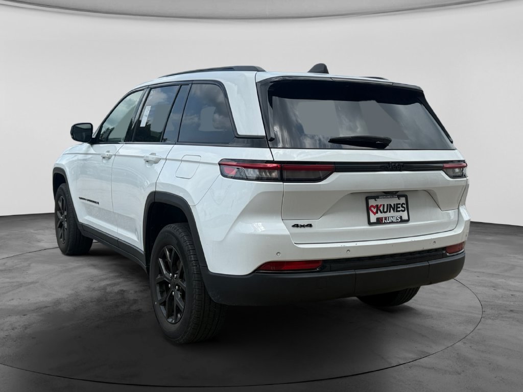 Used 2024 Jeep Grand Cherokee Altitude AWD/4WD image 8