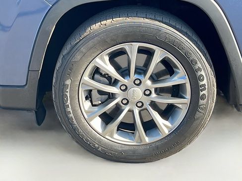 Used 2021 Jeep Cherokee Latitude Plus FWD image 29