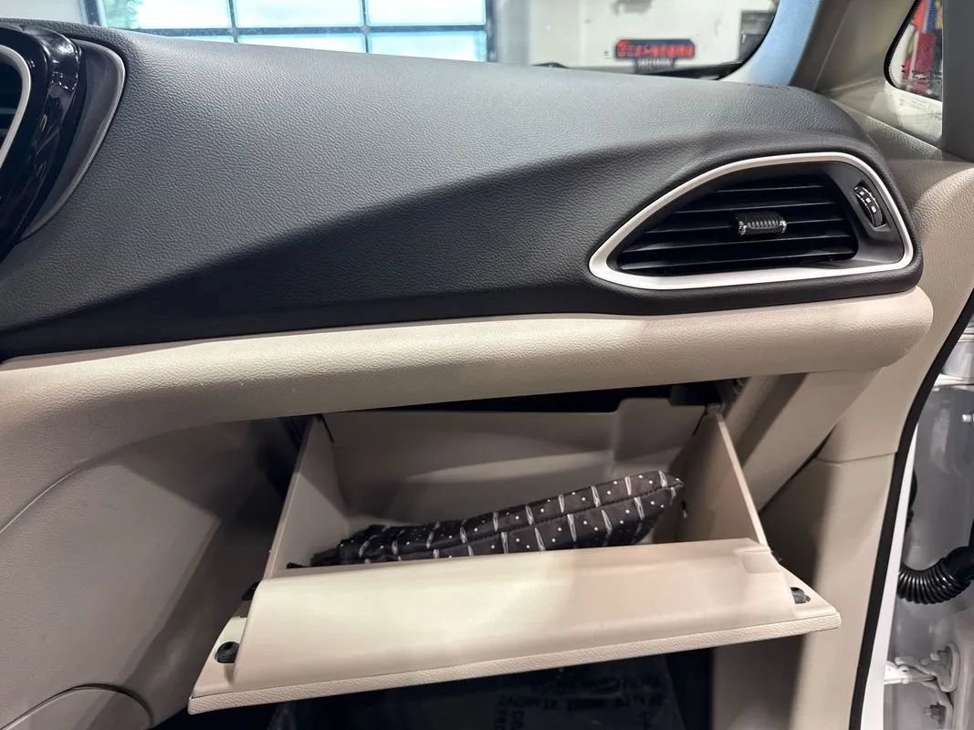Used 2024 Chrysler Pacifica Touring-L FWD image 98