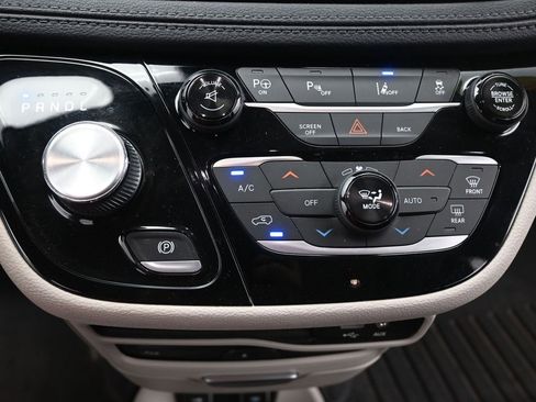 Used 2017 Chrysler Pacifica Platinum image 28