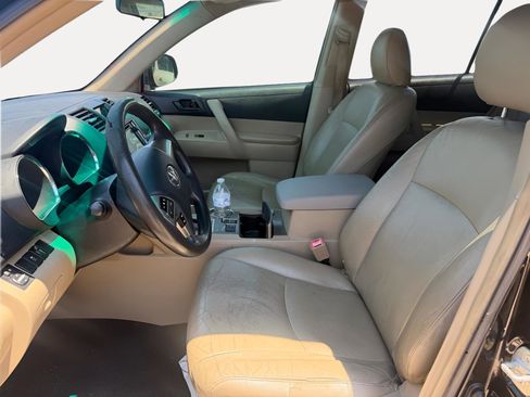 Used 2013 Toyota Highlander FWD image 3