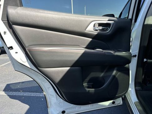 Used 2020 Nissan Pathfinder SL AWD/4WD image 13