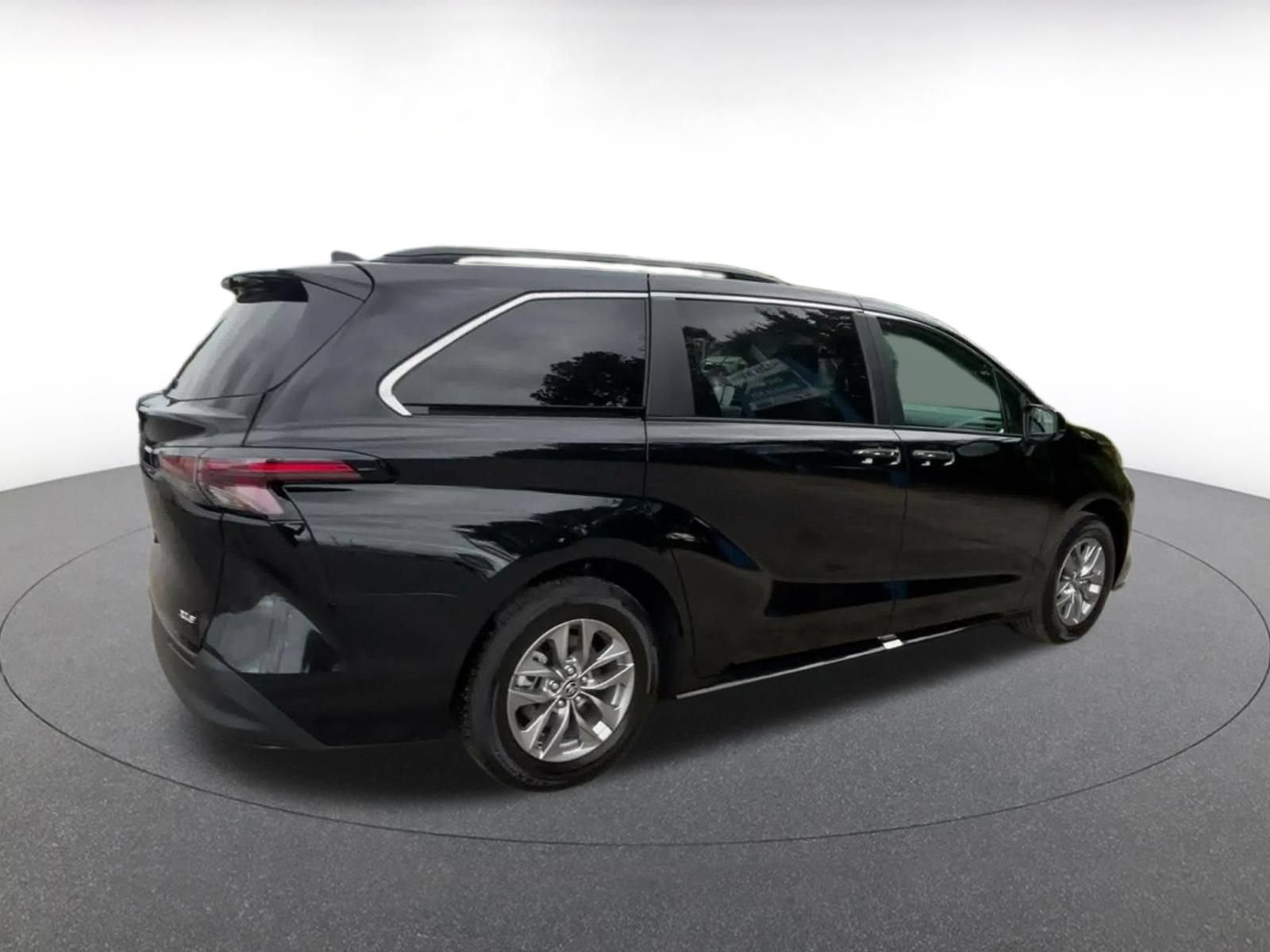 Used 2025 Toyota Sienna XLE FWD image 13