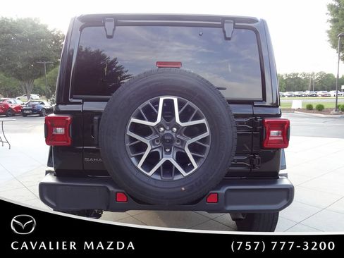 Used 2025 Jeep Wrangler Unlimited Sahara AWD/4WD image 4