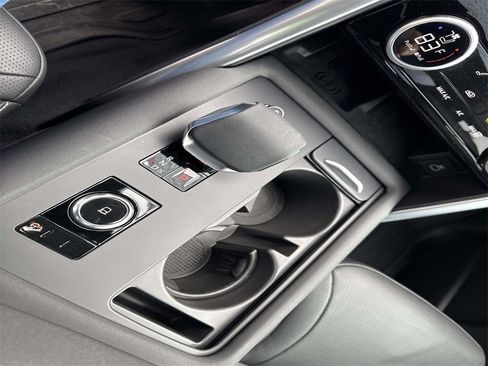 Certified 2025 Land Rover Discovery Dynamic SE image 25