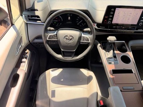 Used 2022 Toyota Sienna XLE FWD image 16