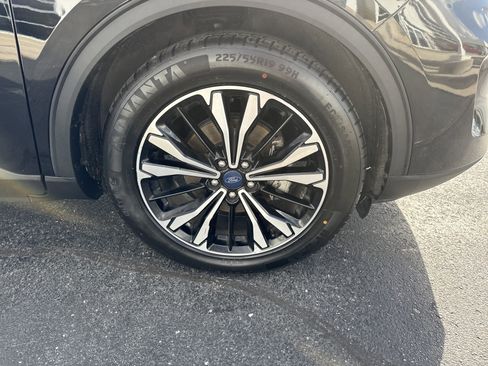 Used 2021 Ford Escape SE w/ SE Sport Appearance Package image 6