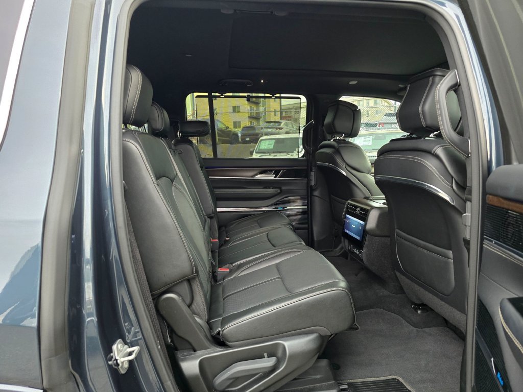 Used 2023 Jeep Grand Wagoneer 4WD w/ Flexible Seating Group image 13