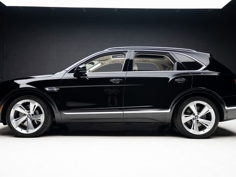Used 2018 Bentley Bentayga AWD/4WD image 17
