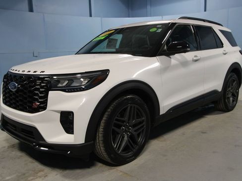 Used 2025 Ford Explorer ST image 34