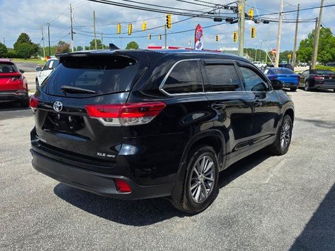 Used 2019 Toyota Highlander XLE AWD/4WD image 4