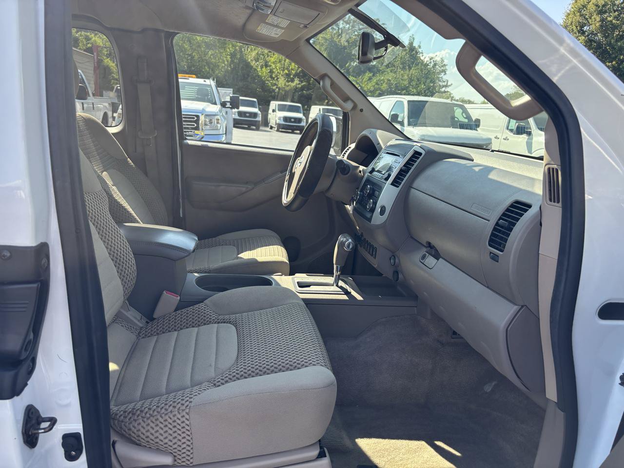 Used 2014 Nissan Frontier SV w/ SV Value Truck Package AWD/4WD image 12