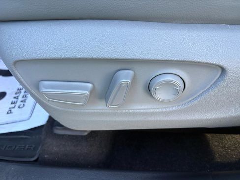 Used 2023 Toyota Highlander XLE AWD/4WD image 11
