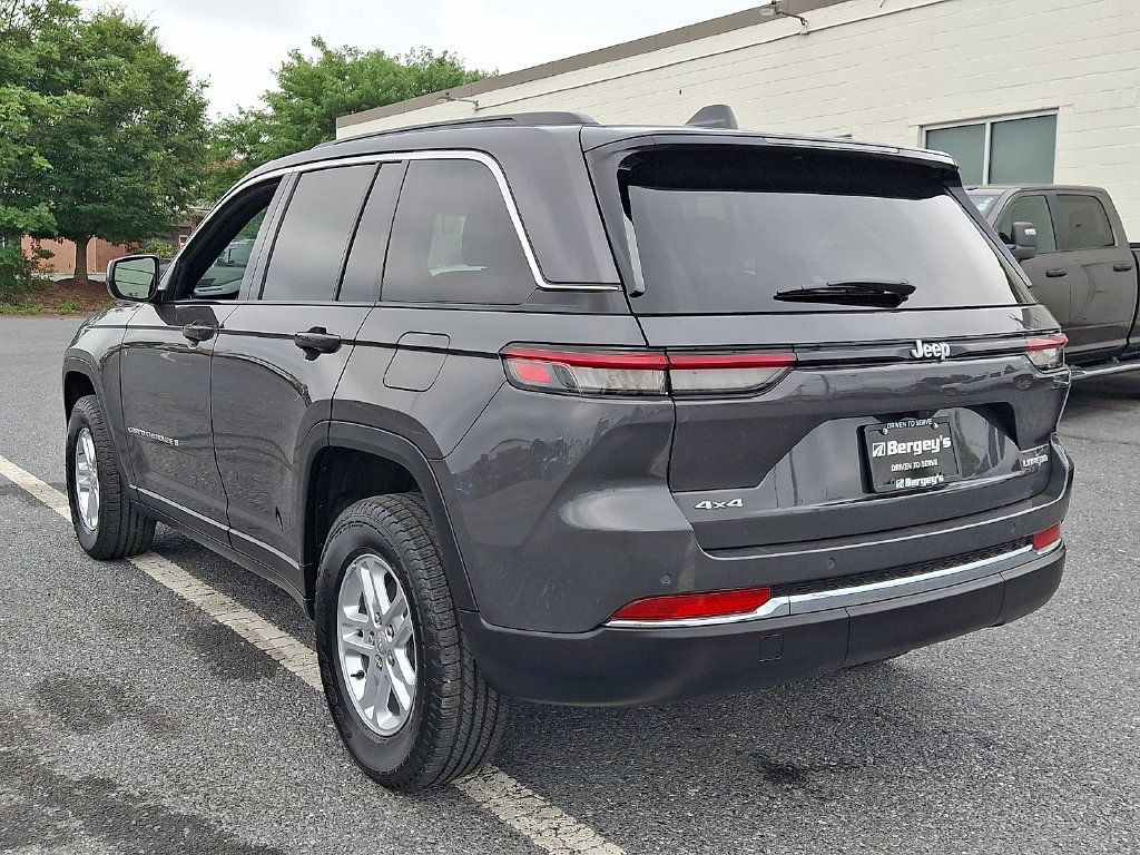 Used 2025 Jeep Grand Cherokee Laredo w/ Luxury Tech Group I AWD/4WD image 7
