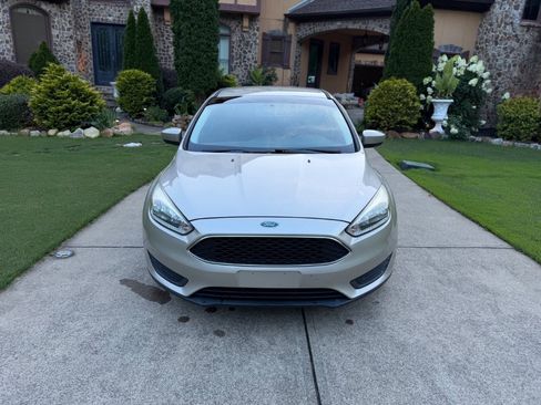 Used 2018 Ford Focus SE FWD image 3