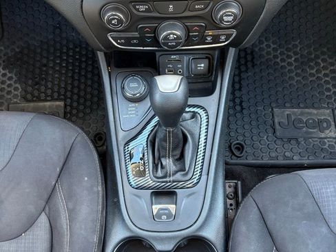 Used 2015 Jeep Cherokee Latitude w/ Comfort/Convenience Group image 32