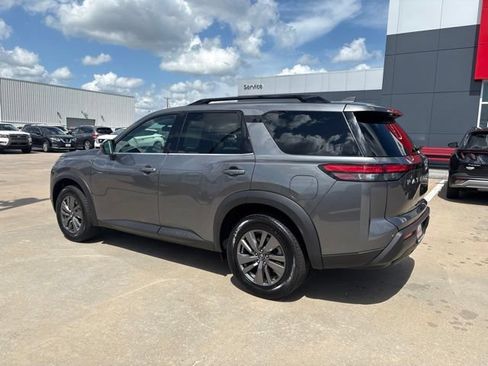 Used 2025 Nissan Pathfinder SV FWD image 4