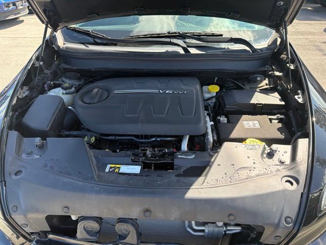 Used 2018 Jeep Cherokee Latitude Plus w/ Cold Weather Group AWD/4WD image 51