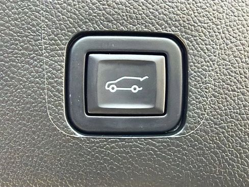 Used 2023 Chevrolet Traverse LT image 15