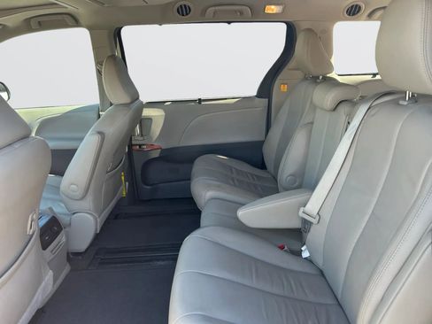 Used 2013 Toyota Sienna XLE w/ Entertainment Pkg FWD image 10