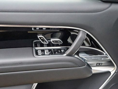 New 2025 Land Rover Range Rover SE image 32