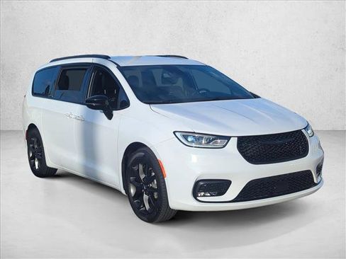 Used 2024 Chrysler Pacifica Touring-L w/ S Appearance Package image 3