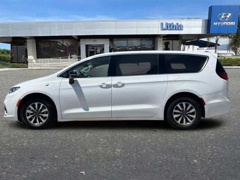 Used 2024 Chrysler Pacifica Limited FWD image 6