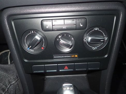Used 2013 Volkswagen Beetle TDI FWD image 19
