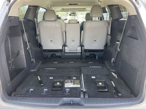Used 2025 Toyota Sienna XLE FWD image 31