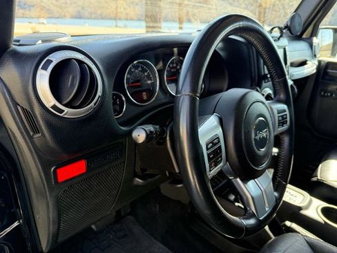 Used 2015 Jeep Wrangler Unlimited Rubicon image 16