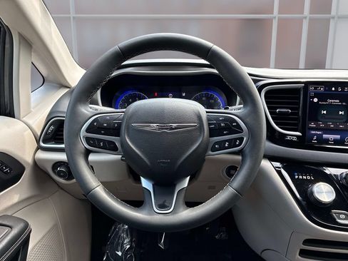 Used 2023 Chrysler Pacifica Touring-L FWD image 21
