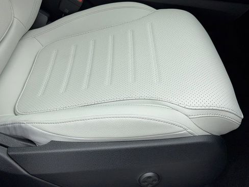 Used 2025 Mercedes-Benz GLC 300 4MATIC image 50