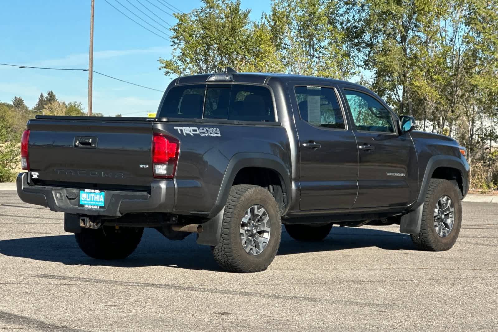 Used 2018 Toyota Tacoma TRD Off-Road w/ Technology Package AWD/4WD image 2