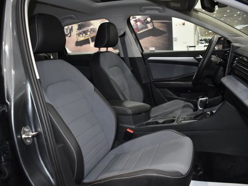 Used 2025 Volkswagen Jetta SE w/ Sunroof Package image 23